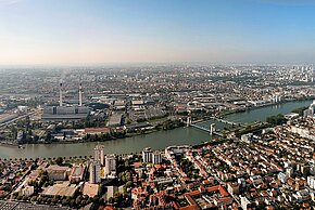 Vue aérienne de la vallée de la Seine, avec Vitry-sur-Seine et l'ancienne centrale EDF en arrière plan